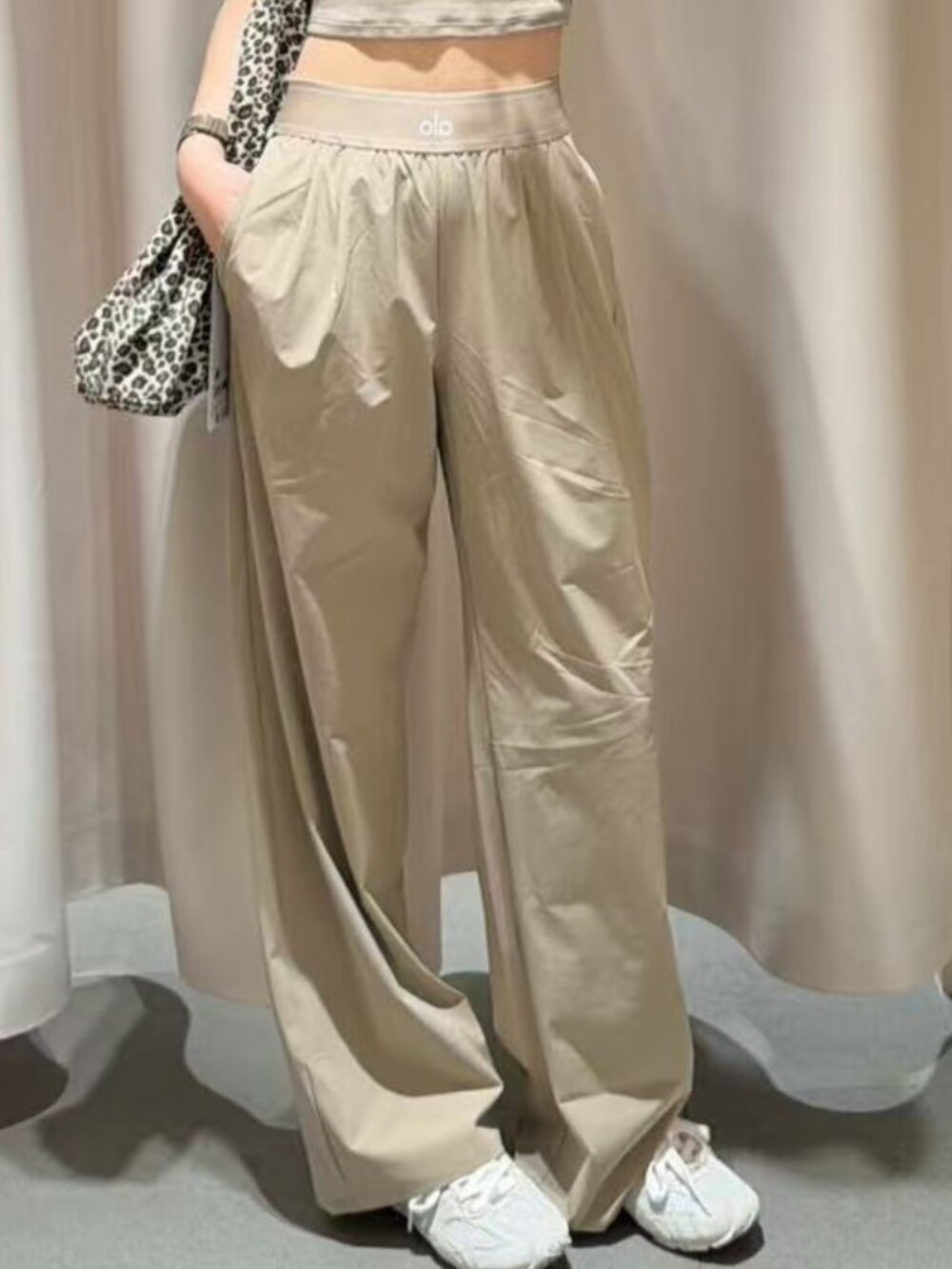 ALO Yoga Yoga Pants in Gravel Color - A Must-Have for Women's Commute 💼 Regular